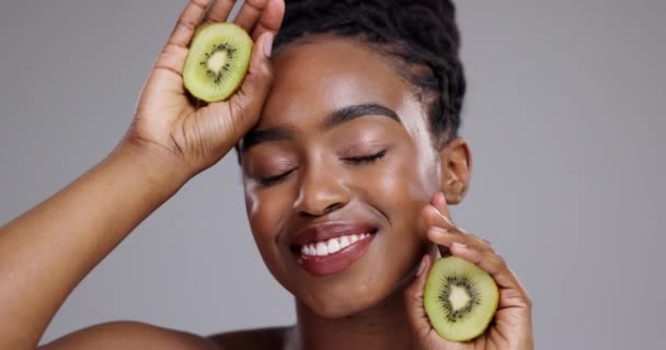 Szépség Bőrápoló Arca Fekete Kiwi Fehér Háttér Wellness Kozmetikumok Smink — Stock videók