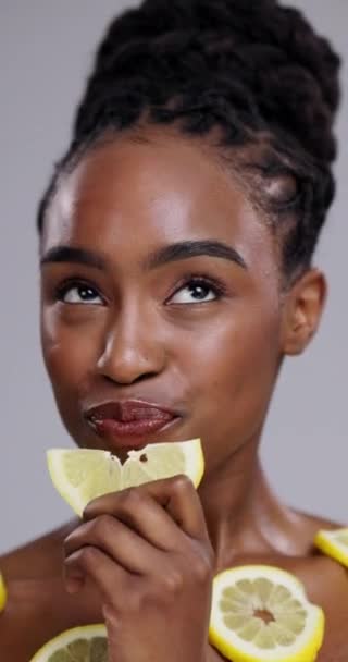 Mulher Negra Cuidados Com Pele Comer Limão Para Vitamina Beleza — Vídeo de Stock