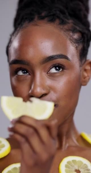 Черная Женщина Питание Едят Лимон Витамина Красоты Детоксикации Сером Фоне — стоковое видео