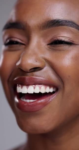 ハッピーな黒人女性 そしてグレースタジオの背景にある歯科衛生 スキンケア 化粧品のための笑い アフリカの女性の顔 歯を白くするための口や笑顔や口腔とガムケア — ストック動画