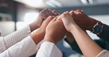 Ofisteki iş ekibiyle el ele tutuşmak, işbirliği ve destek olmak birlik veya dayanışma için yakın çekim. Şirketin iş yerinde çalışan grubuyla birliktelik için güven, ortaklık ve topluluk.
