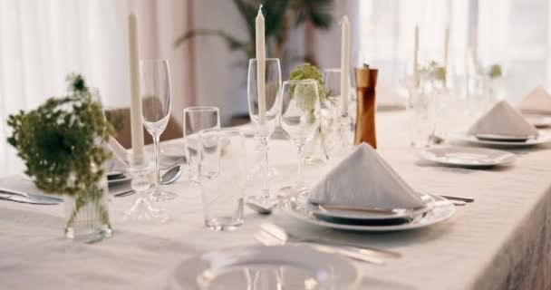 럭셔리 이벤트 식사를위한 테이블 식기류의 형식적인 배열을 장소에서 리셉션이나 케이터링을위한 — 비디오