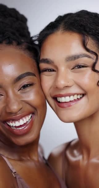 Kobiety Twarz Piękno Śmiechem Studiu Zabiegami Twarz Różnorodnością Lub Świecącą — Wideo stockowe