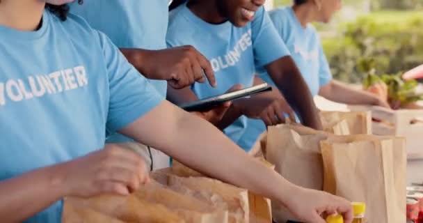 Groepsvrijwilligerswerk Tablet Voedseldonatie Voor Gemeenschapsdienst Ondersteuning Beheer Met Ngo Checklist — Stockvideo