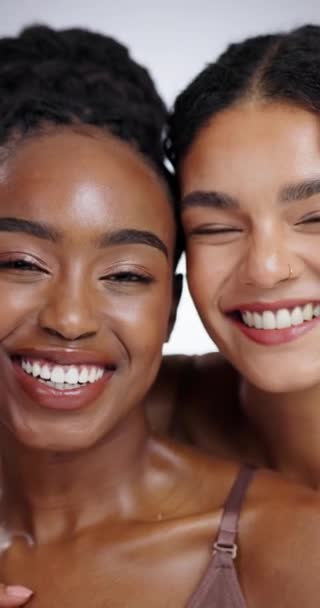 Twarz Piękno Uśmiech Przyjaciółek Studio Szarym Tle Razem Dla Naturalnego — Wideo stockowe