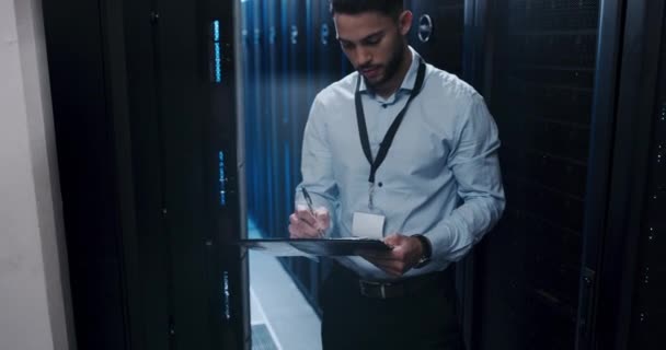 사이버 Gdpr 관리를 사업가 엄지손가락 체크리스트와 성공으로 데이터 센터에서 기술자 — 비디오
