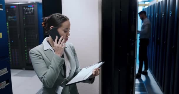 Kadın Telefon Veri Kontrol Merkezi Güncelleme Donanım Bakımı Siber Güvenlik — Stok video