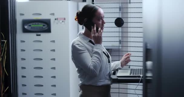 Salle Serveur Femme Ordinateur Portable Avec Appel Téléphonique Internet Communication — Video