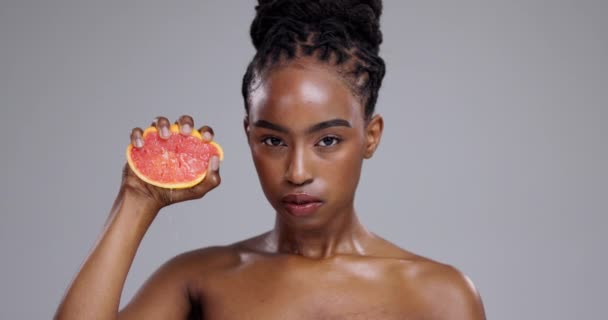 Îngrijirea Pielii Stoarcerea Grapefruitului Feței Femeii Negre Fundal Gri Pentru — Videoclip de stoc