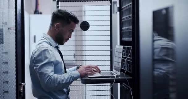 Technicien Homme Avec Ordinateur Dans Code Programmation Salle Des Serveurs — Video