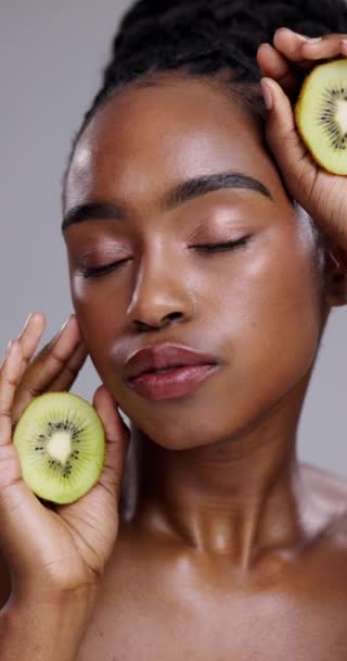 Siyahi Kadın Yüz Kivi Vitamini Güzellik Gri Bir Stüdyo Geçmişinde — Stok video