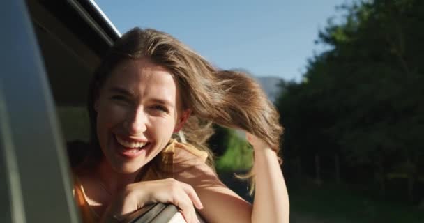 Wolność Okno Samochodu Twarz Szczęśliwej Kobiety Wycieczce Podróży Ulicznych Lub — Wideo stockowe