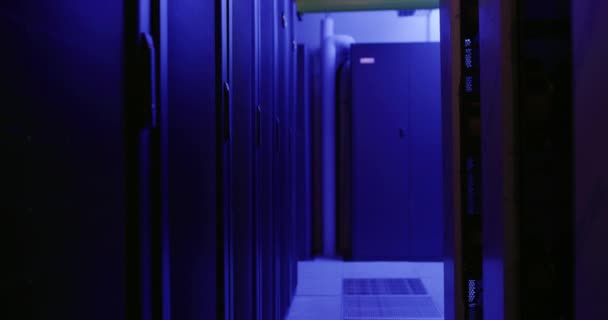 Mørkt Rum Datacenter Neonlys Til Informationsteknologi Cybersikkerhed Eller Databeskyttelsesbaggrund System – Stock-video