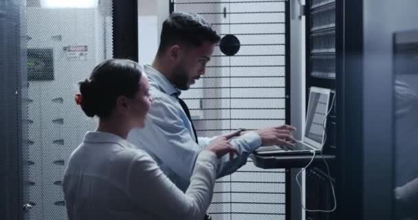 Siber Güvenlikte Sistem Bakımı Donanım Yazılım Desteği Için Sunucu Odası — Stok video