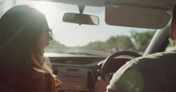Jazda Samochód Szczęśliwa Para Taniec Wycieczkę Podróż Ulicą Lub Podróży — Wideo stockowe