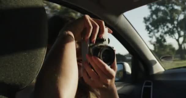 Digitální Fotoaparát Šťastný Žena Výlet Autem Letní Cestování Nebo Zapamatovat — Stock video