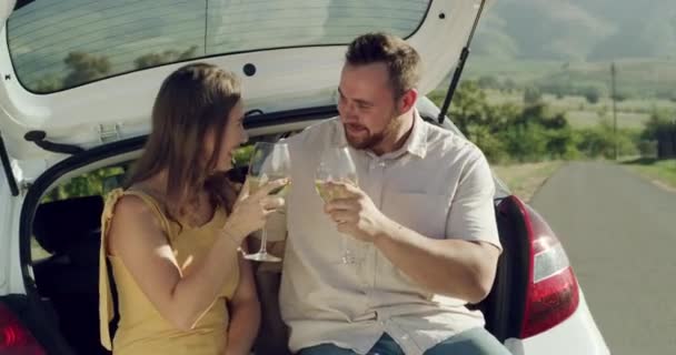 Wino Tosty Uśmiech Para Wycieczce Podróż Samochodem Lub Podróży Romans — Wideo stockowe