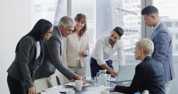 Forretningskvinde Taler Leder Kontor Med Team Mangfoldighed Samarbejde Strategimøde Mænd – Stock-video