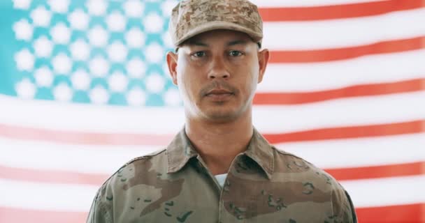 Tvář Muž Voják Americkou Vlajkou Vzdávají Hold Vojenskému Hrdinovi Odvaze — Stock video