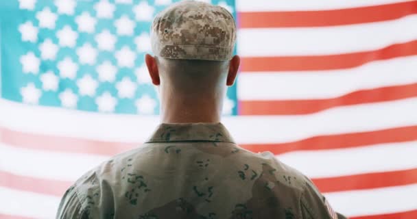 アメリカの国旗に背を向けて退役軍人で 軍事的英雄 愛国心に敬意を表します アメリカ合衆国における兵役 軍隊および国家の義務を有する男性 治安および戦士または兵士 — ストック動画