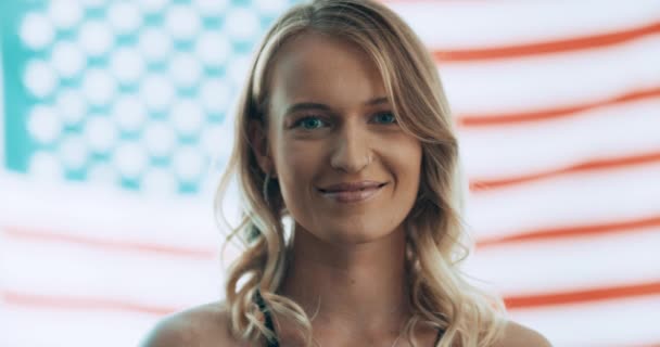 Kvinna Ansikte Och Usa Flagga För Patriotism Den Fjärde Juli — Stockvideo