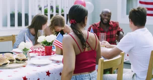 미국에서 이벤트 파티에서 와인과 친구와 행복한 집에서 기념일 음식을위한 테이블에 — 비디오