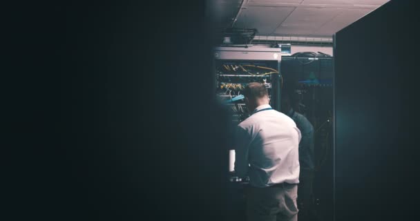 Человек Серверная Комната Компьютер Обслуживания Системного Решения Центра Обработки Данных — стоковое видео