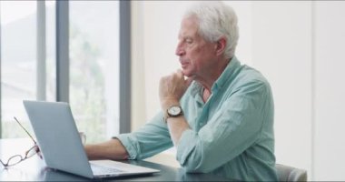 Ev bilgisayarı, daktilo ve yaşlı adam emeklilik planı, online geliştirme veya beyin fırtınası fikirleri. Araştırma, uzaktan çalışma ve kıdemli kişi seçimi, karar verme veya sorun çözme çözümünü hatırlıyor.