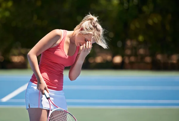 Sfrustrowana Kobieta Tenis Ból Głowy Przez Pomyłkę Oblać Lub Przegrać — Zdjęcie stockowe