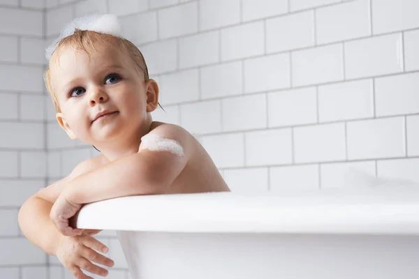 Niño Bebé Niño Baño Bañera Espuma Para Limpieza Cuidado Piel —  Fotos de Stock