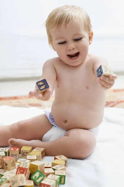 Jugando Niño Bebé Con Sus Cubos Aprendizaje Felicidad Sonrisa Con —  Fotos de Stock