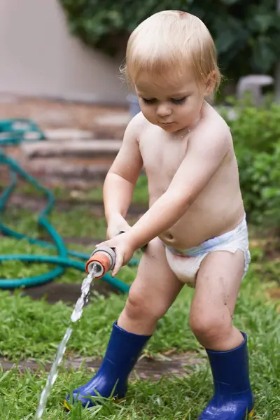 Bebé Jugando Con Manguera Agua Patio Trasero Desarrollo Con Crecimiento —  Fotos de Stock