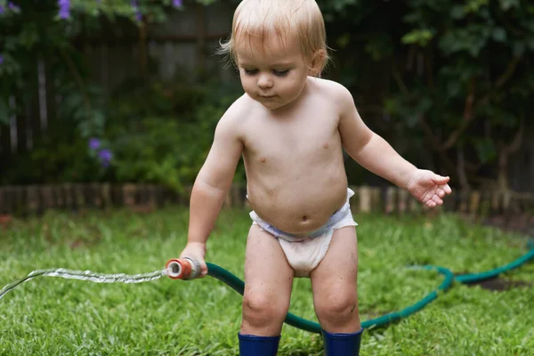 Bebé Jugando Con Manguera Jardín Agua Desarrollo Con Crecimiento Curiosidad —  Fotos de Stock