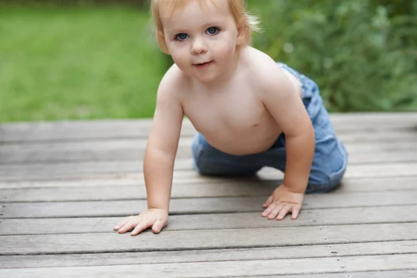 Baby Ritratto Sul Pavimento Esterno Sviluppo Con Relax Curiosità Prima — Foto Stock