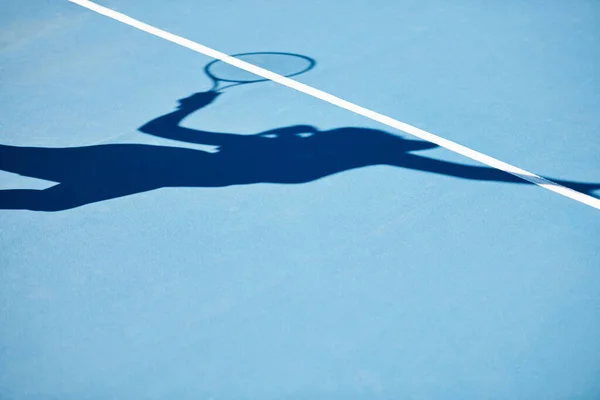 Sombra Tenis Jugador Cancha Azul Aire Libre Para Servir Partido — Foto de Stock