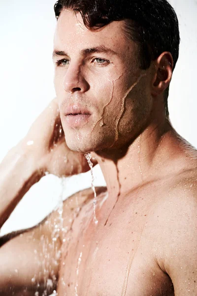 淋浴间男人的脸放松 清洁头发和身体 以保证早晨的健康 卫生和日常的皮肤 美容美发 水洗肌肉 自我护理 清洁浴室 — 图库照片