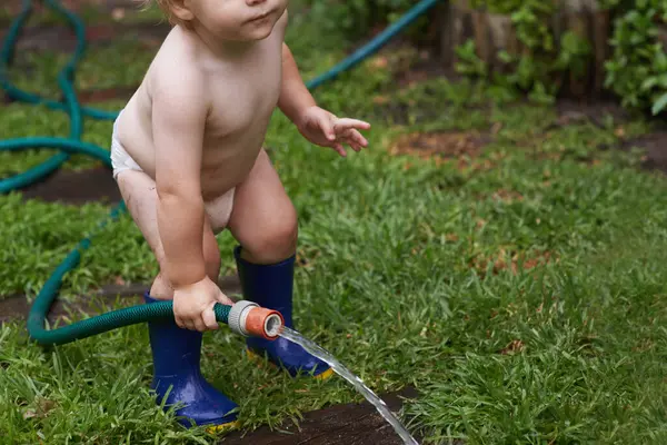 Baby Spelen Met Slang Water Achtertuin Ontwikkeling Met Groei Nieuwsgierigheid — Stockfoto