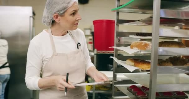Жінка Інвентаризація Інспекція Контрольного Списку Пекарні Паперовими Роботами Малим Бізнесом — стокове відео