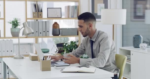 Разочарованный Бизнесмен Ноутбук Подметающий Стол Гневе Потерю Неудачу Стресс Офисе — стоковое видео