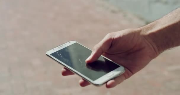 Hombre Manos Teléfono Con Pantalla Agrietada Dispositivo Roto Defectuoso Ciudad — Vídeos de Stock