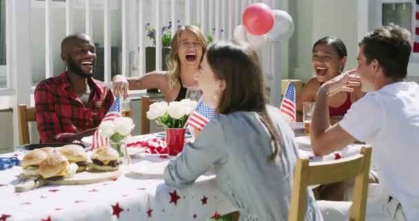 Amigos Rindo Festa Bandeira Americana Para Celebração Comer Com Bebidas — Vídeo de Stock