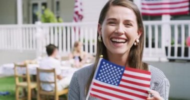 Kadın, yüz ve ABD bayrağı açık havada vatanseverlik, demokrasi ve bağımsızlık kutlamaları için. Kadın, portre ve özgürlük sembolü, Amerikan vatandaşı ve 4 Temmuz bayramında mutlu..