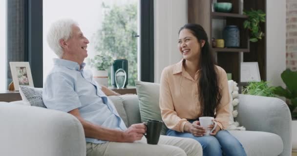 Hombre Viejo Casa Mujer Con Café Uniendo Sofá Conversación Sala — Vídeos de Stock