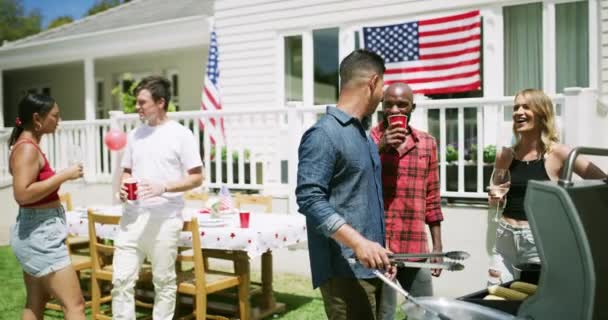 バーベキュー 7月4日のパーティーで話したり 屋外で独立記念日を祝ったり バーベキュー 国民の祝日 アメリカの旗 食べ物の準備のための昼食を調理する — ストック動画