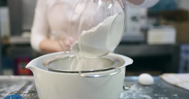 烹调和筛选面粉在厨房的蛋糕 食谱或生产面包的过程 配以食物 配料及配料的人 烘焙及配料在食肆内配制糕点 — 图库视频影像