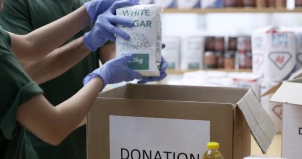 Mensen Handen Voeten Doos Met Voedsel Voor Donatie Liefdadigheid Bijdrage — Stockvideo