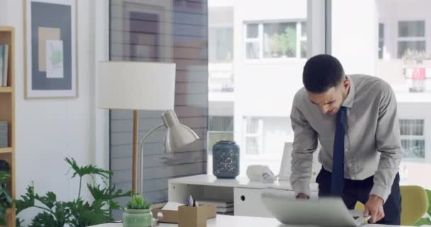 Разочарованный Бизнесмен Офис Разбивающий Ноутбук Разрушении Повреждении Управлении Гневом Злой — стоковое видео