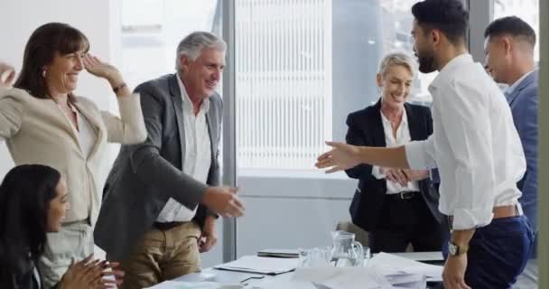Üzletemberek Siker Találkozó Irodában Kézfogással Ünnepelni Tapsolni Értékesítés Növekedését Férfiak — Stock videók