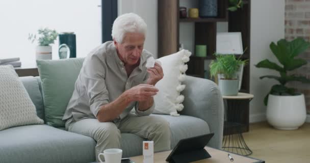 Hombre Mayor Línea Pastillas Para Enfermedad Salud Los Ancianos Hogar — Vídeos de Stock