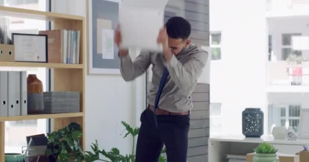 Разгневанный Бизнесмен Офис Разбивающий Ноутбук Разрушении Повреждении Управлении Гневом Разочарованный — стоковое видео